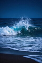 Fototapeta premium there is a wave coming in to the shore of the beach