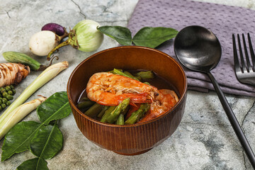 Prawn with asparagus and spices