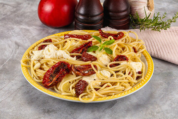 Italian spaghetti with stracciatella and tomato