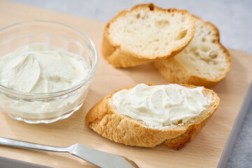 フランスパンに塗ったクリームチーズ