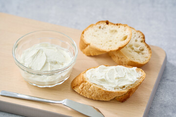フランスパンに塗ったクリームチーズ