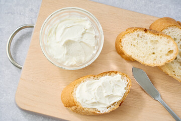 フランスパンに塗ったクリームチーズ