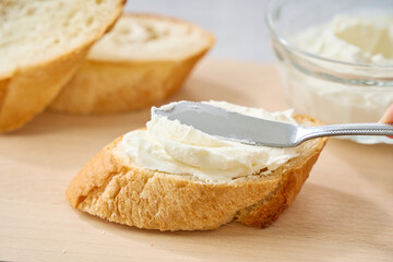 フランスパンに塗ったクリームチーズ