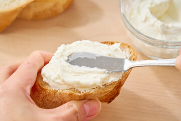 フランスパンに塗ったクリームチーズ