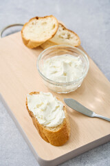 フランスパンに塗ったクリームチーズ