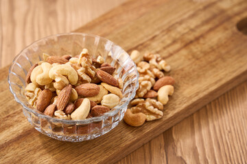 ガラスの器に盛り付けたミックスナッツ