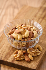 ガラスの器に盛り付けたミックスナッツ