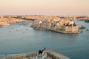 Obraz premium Panoramic View of Birgu Port from Valletta Lookout