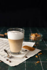Kawa w mlekiem caffe latte z ciasteczkiem korzennym