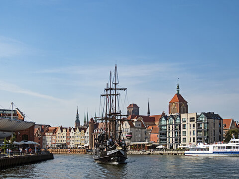 Danzig, Pommern, Polen - 30 August 2024: Stadtbild der am Fluss Mottlau gelegenen Stadt Danzig mit einem Segelschiff