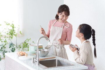 料理をする親子