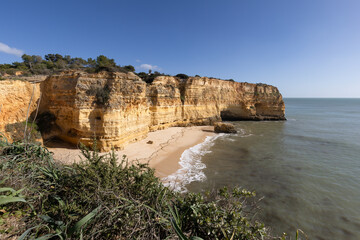 Der Strand Praia da Malhada do Bara&ccedil;o an der Algarve, Portugal