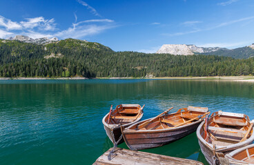 Obraz premium Scenic lake view with small boats gently floating
