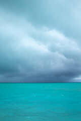 Obraz premium Horizontal view of dramatic overcast sky and ocean.