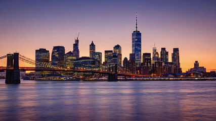 Obraz premium Picturesque skyline of New York City at dusk with iconic Brooklyn Bridge