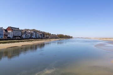 Obraz premium Mer calme bordée de maisons et d'arbres en arrière-plan