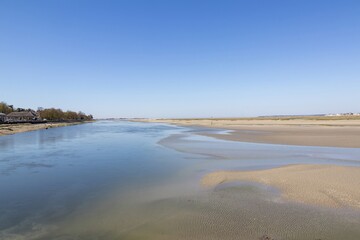 Chemin de halage bordé d'arbres avec vue la ville