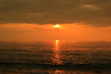 Fototapeta premium sea ​​view at sunset and the sky looks cloudy