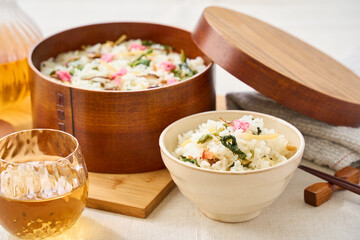 桜の塩漬けを添えた春野菜の混ぜご飯