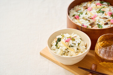 桜の塩漬けを添えた春野菜の混ぜご飯