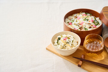桜の塩漬けを添えた春野菜の混ぜご飯
