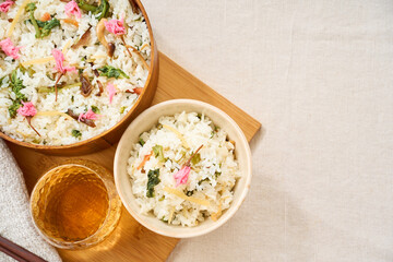 桜の塩漬けを添えた春野菜の混ぜご飯