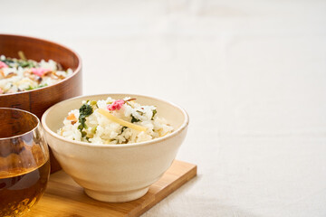 桜の塩漬けを添えた春野菜の混ぜご飯