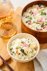 桜の塩漬けを添えた春野菜の混ぜご飯