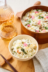 桜の塩漬けを添えた春野菜の混ぜご飯