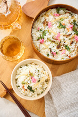 桜の塩漬けを添えた春野菜の混ぜご飯