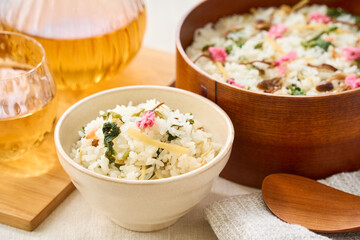 桜の塩漬けを添えた春野菜の混ぜご飯
