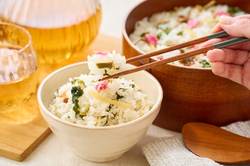 桜の塩漬けを添えた春野菜の混ぜご飯