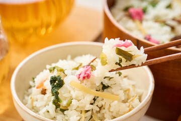 桜の塩漬けを添えた春野菜の混ぜご飯