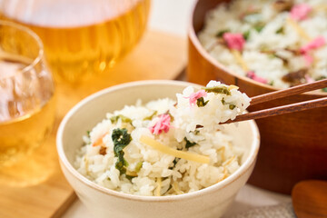 桜の塩漬けを添えた春野菜の混ぜご飯