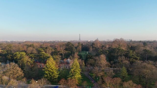 Drone Paris Tour Eiffel, vue du jardin de Bagatelle, bois de Boulogne - janvier 2024