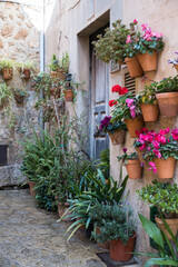 Alte Holztüre in dem spanischen Dorf Valldemosa, Mallorca