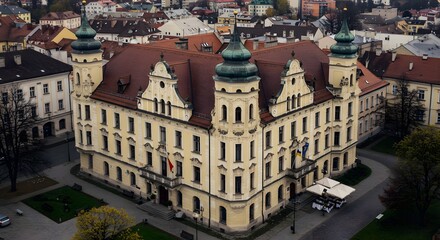 Obraz premium Aerial View of Historic Building in Urban Area