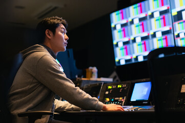 TV局で映像制作を行う若い男性　撮影協力：スカパー東京メディアセンター