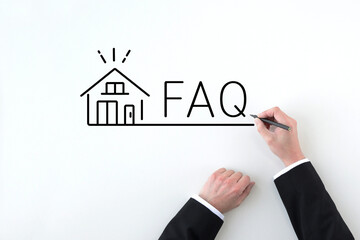 マイホームに関するFAQのバナーを描くビジネスマンの手元