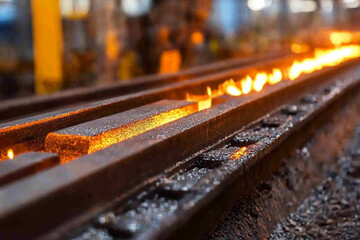 Obraz premium Molten metal pouring process at a steel factory with illuminated tracks guiding the flow