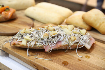 tosta gourmet de gulas con ajos fritos y panceta