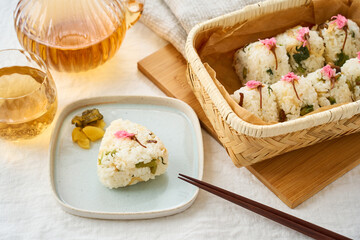 桜の塩漬けが彩る春の混ぜご飯おにぎり