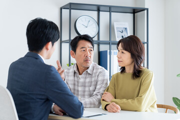 悩みを相談するミドルの夫婦