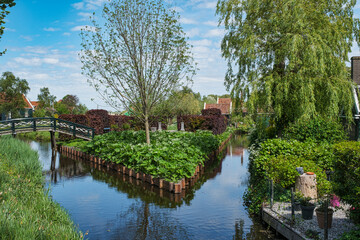Obraz premium Canal with bridge at the Zaanse Schans Open-Air Museum
