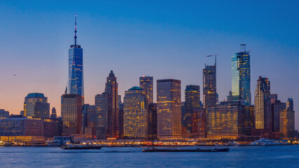 Obraz premium Twilight over Manhattan: A Captivating Panorama of the Downtown Skyline