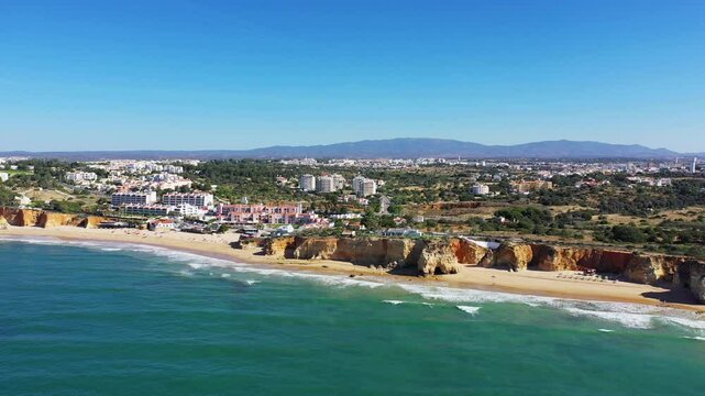 The city of Albufeira borders its cliffs facing the ocean, in Europe, Portugal, Algarve, in summer, on a sunny day.&nbsp;