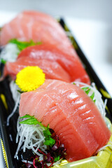 スーパーマーケットのお刺身パック　マグロの刺身三種盛り合わせ	