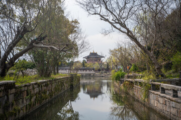 Naklejka premium Ancient Chinese Garden Landscape with Reflection