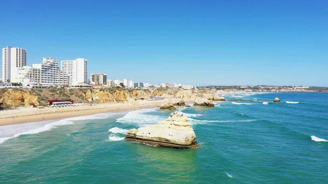 The city of Albufeira borders its cliffs facing the ocean, in Europe, Portugal, Algarve, in summer, on a sunny day.&nbsp;