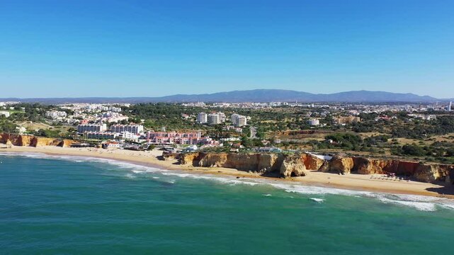 The city of Albufeira borders its cliffs facing the ocean, in Europe, Portugal, Algarve, in summer, on a sunny day.&nbsp;
